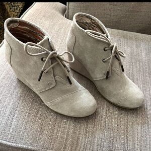 Toms Light Tan Suede Wedge Boots